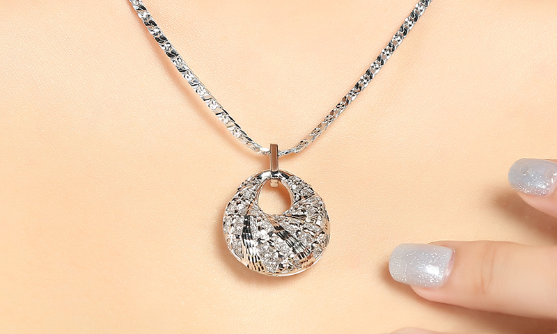 D&acirc;y chuyền sang trọng với những đường n&eacute;t cổ điển pha trộn hiện đại